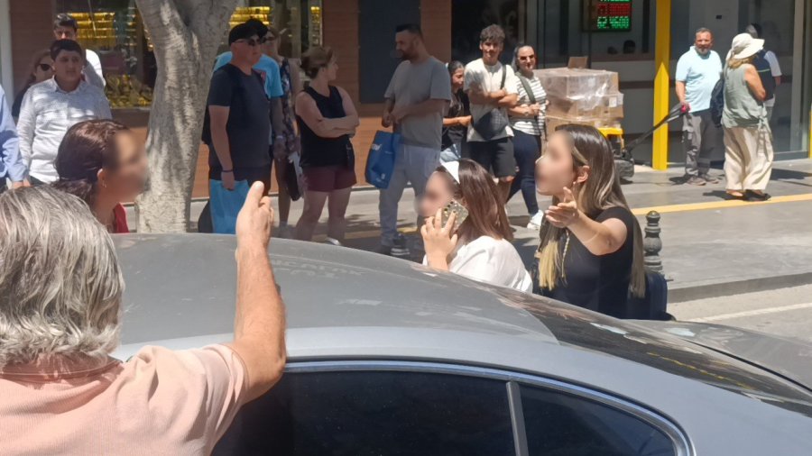Yaya Geçidinde Çarpışma Sonrası Tansiyon Yükseldi: "yayaları Ezip Geçelim Mi?"