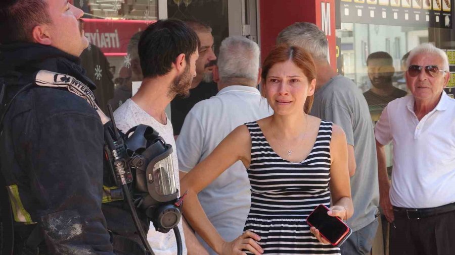 Babanın Yaptığı Kaynaktan Çıkan Kıvılcımlar, Oğlunun İşlettiği Bayan Kuaföründe Yangın Çıkardı