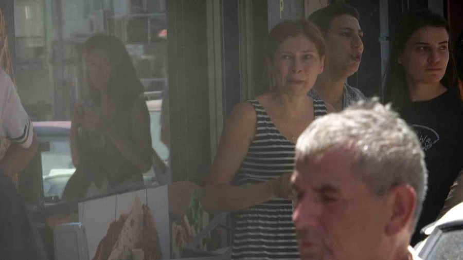 Babanın Yaptığı Kaynaktan Çıkan Kıvılcımlar, Oğlunun İşlettiği Bayan Kuaföründe Yangın Çıkardı