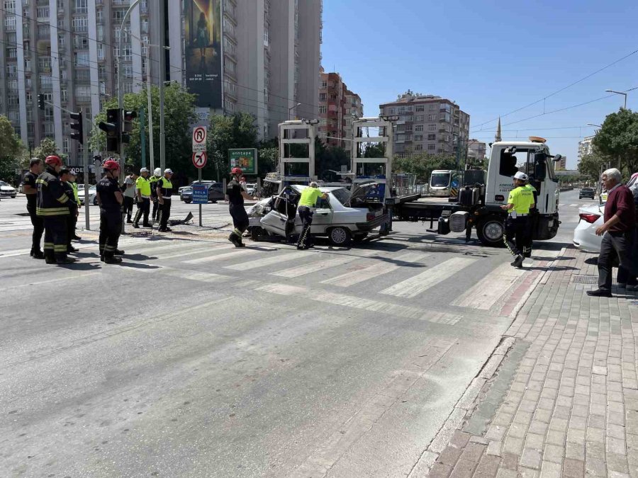 Kontrolden Çıkan Otomobil Önce Yayaya Ardından Sinyalizasyon Direğine Çarptı: 2 Yaralı