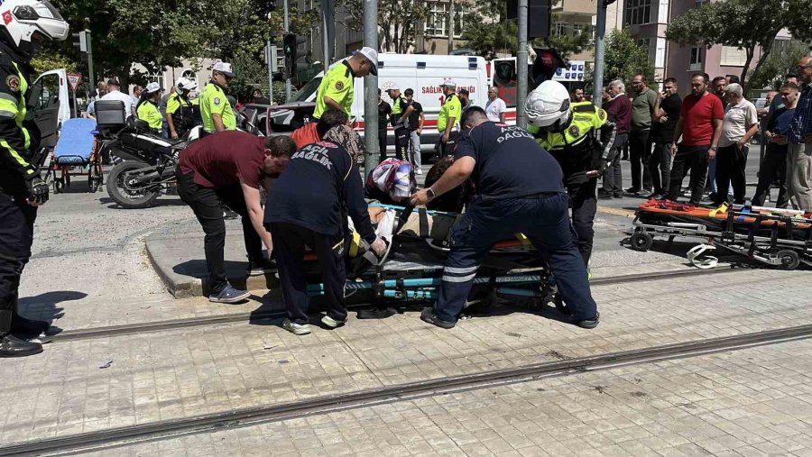 Kontrolden Çıkan Otomobil Önce Yayaya Ardından Sinyalizasyon Direğine Çarptı: 2 Yaralı