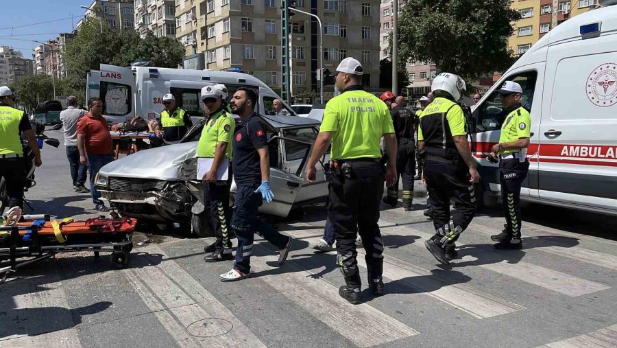 Kontrolden Çıkan Otomobil Önce Yayaya Ardından Sinyalizasyon Direğine Çarptı: 2 Yaralı