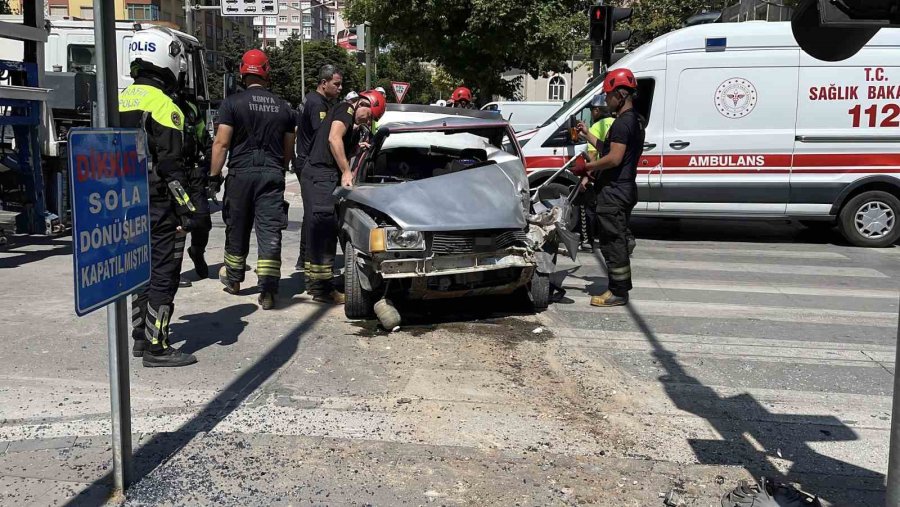 Kontrolden Çıkan Otomobil Önce Yayaya Ardından Sinyalizasyon Direğine Çarptı: 2 Yaralı