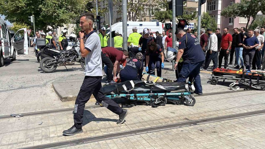 Kontrolden Çıkan Otomobil Önce Yayaya Ardından Sinyalizasyon Direğine Çarptı: 2 Yaralı