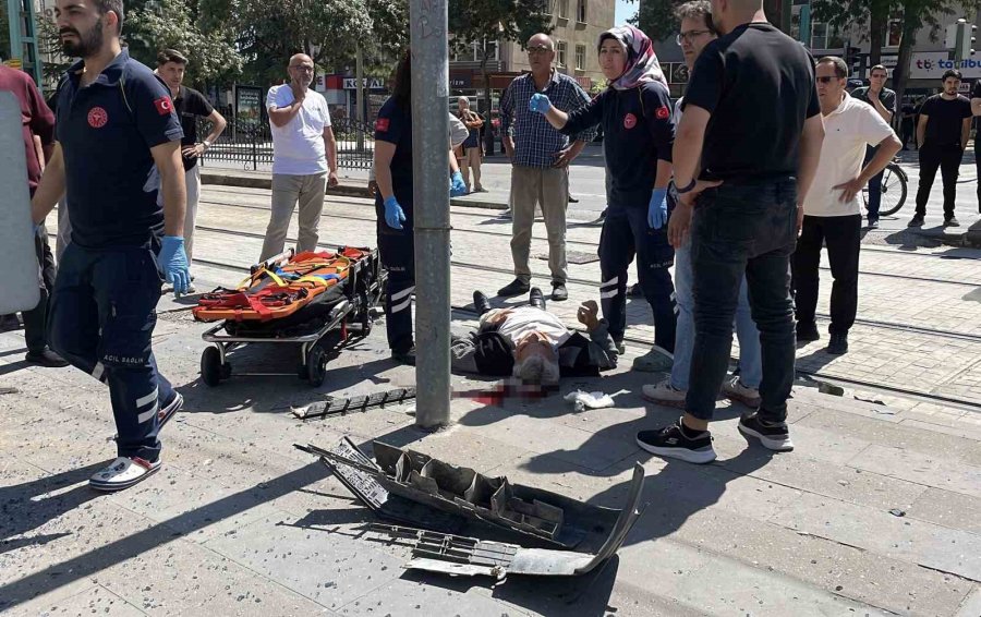 Kontrolden Çıkan Otomobil Önce Yayaya Ardından Sinyalizasyon Direğine Çarptı: 2 Yaralı