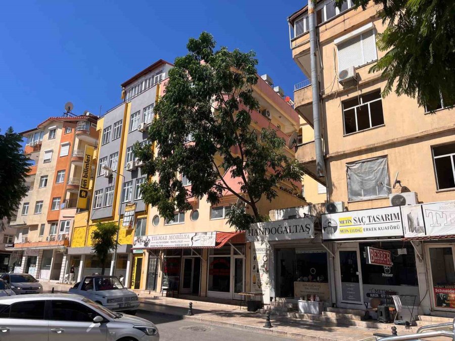 Fırtınanın Devirdiği Ağaç Nedeniyle Yol Trafiğe Kapatıldı