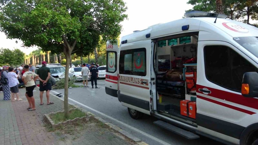 Karşı Şeride Geçen Otomobil Ortalığı Savaş Alanına Çevirdi: 4 Yaralı