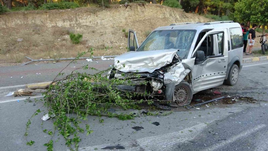 Karşı Şeride Geçen Otomobil Ortalığı Savaş Alanına Çevirdi: 4 Yaralı