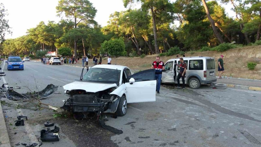 Karşı Şeride Geçen Otomobil Ortalığı Savaş Alanına Çevirdi: 4 Yaralı