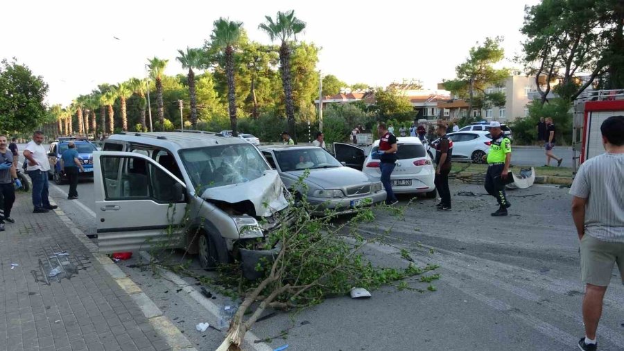 Karşı Şeride Geçen Otomobil Ortalığı Savaş Alanına Çevirdi: 4 Yaralı
