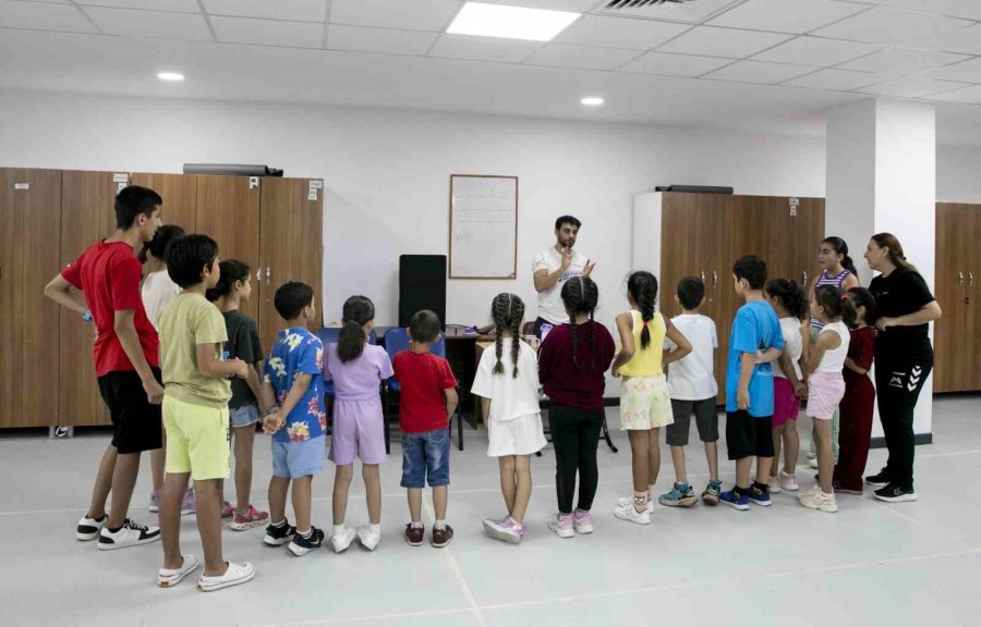 Mersin’de Çocuklara Ücretsiz Halk Oyunları Kursu