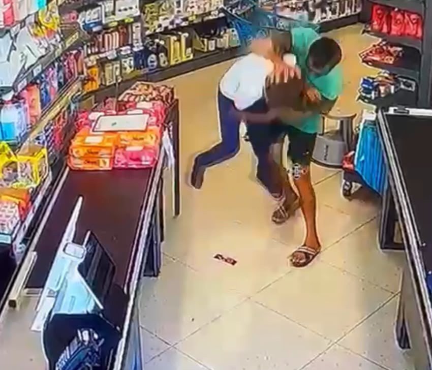 Çocuğu Yerden Yere Vurarak Darp Etti, O Anlar Kameraya Yansıdı: Şüpheli Yakalandı