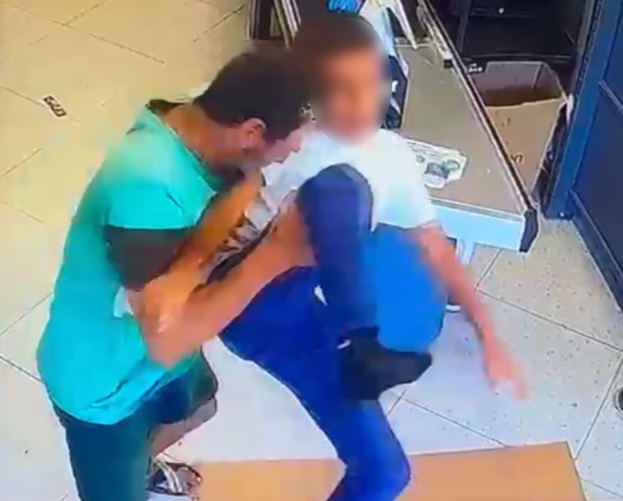 Çocuğu Yerden Yere Vurarak Darp Etti, O Anlar Kameraya Yansıdı: Şüpheli Yakalandı