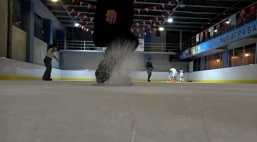 38 Derece Sıcaktan Eksi 8 Dereceye: Antalyalıların Serinleme Yolu Buz Pisti