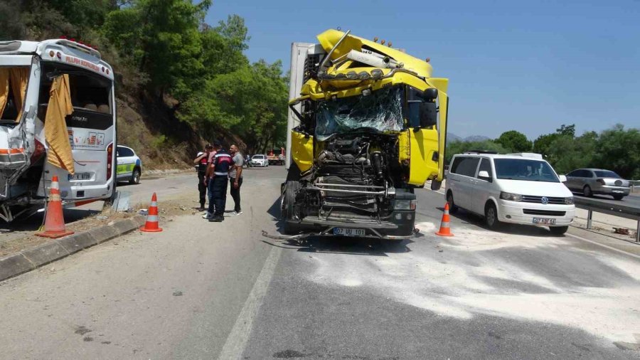 Antalya’da Yolcu İndirmek İçin Duran Midibüse Tır Arkadan Çarptı: 11 Yaralı