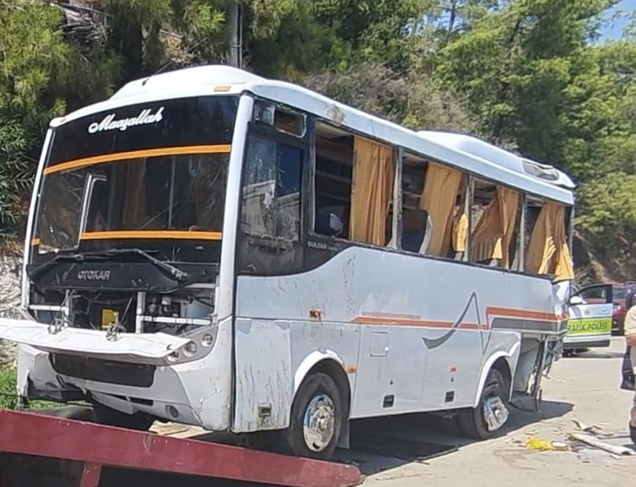 Antalya’da Yolcu İndirmek İçin Duran Midibüse Tır Arkadan Çarptı: 11 Yaralı
