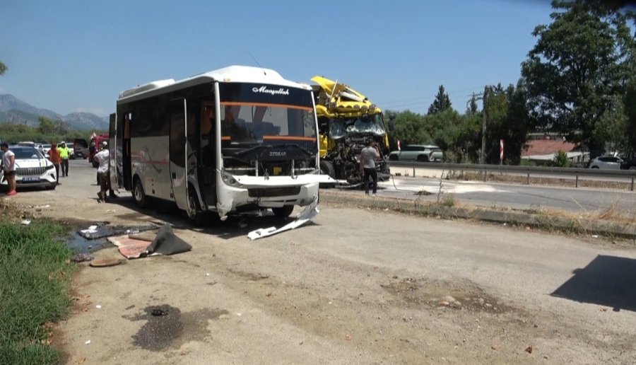 Antalya’da Yolcu İndirmek İçin Duran Midibüse Tır Arkadan Çarptı: 11 Yaralı