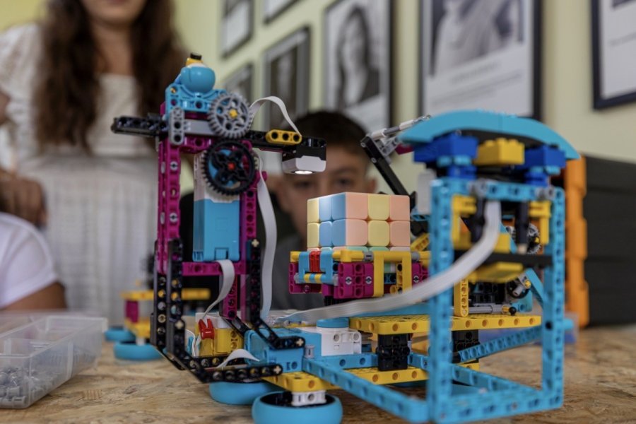 Mersin’de Çocuklar Rubik Küp Çözen Robot Geliştirdi