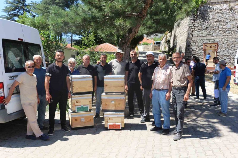 Büyükşehir’den Gündoğmuş Ve İbradılı Arıcılara Bereket Kovanı