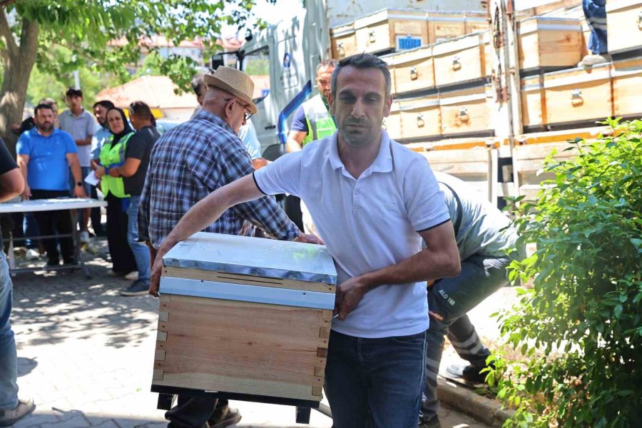 Büyükşehir’den Gündoğmuş Ve İbradılı Arıcılara Bereket Kovanı