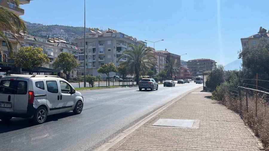 Otomobil Yolcu Otobüsüne Çarptı: 1 Yaralı