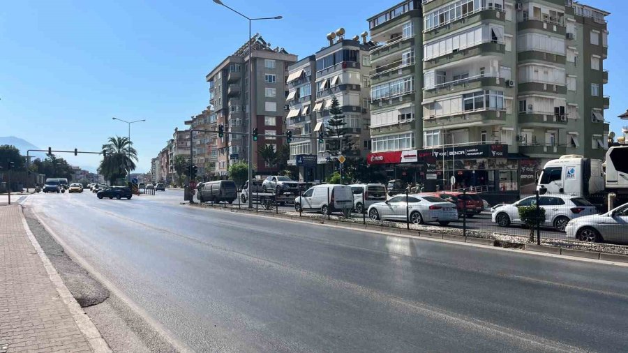 Otomobil Yolcu Otobüsüne Çarptı: 1 Yaralı
