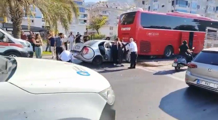 Otomobil Yolcu Otobüsüne Çarptı: 1 Yaralı