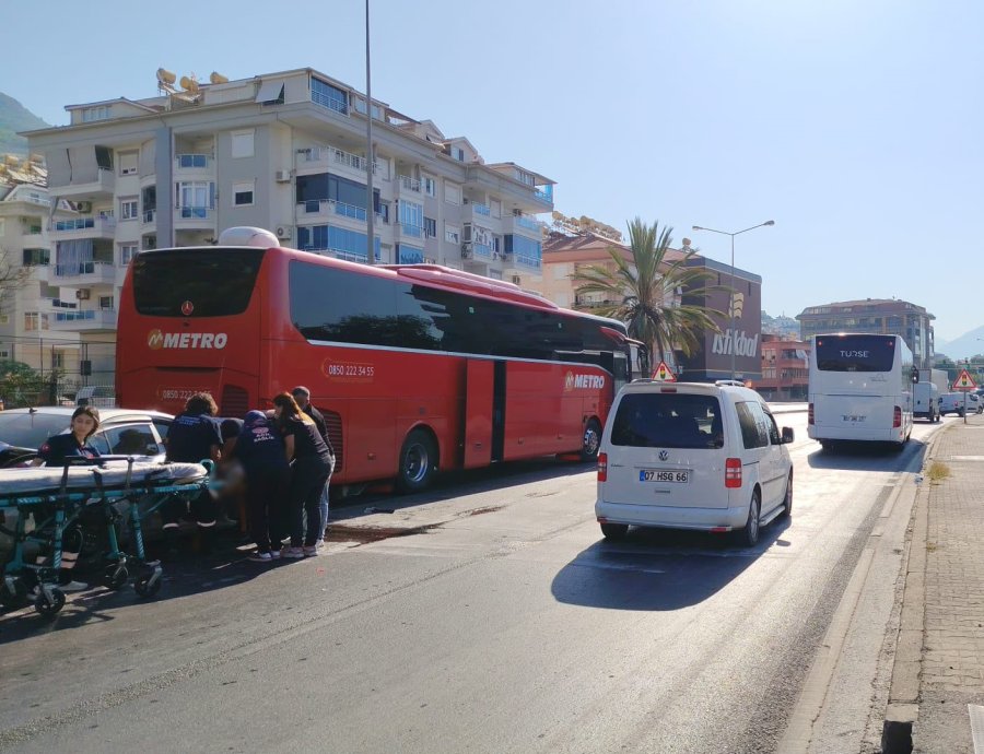 Otomobil Yolcu Otobüsüne Çarptı: 1 Yaralı