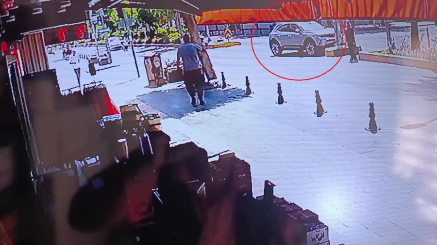 Refüje Çarpan Otomobilin Sürücüsü Yaralandı