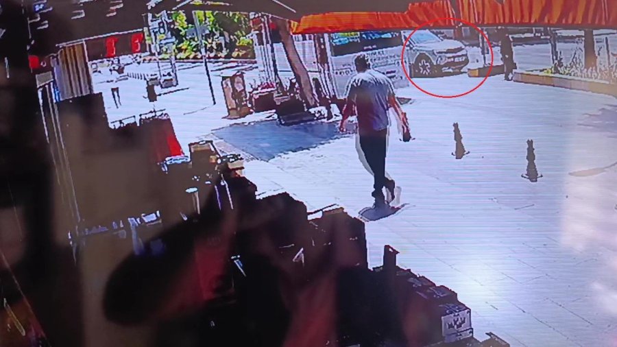 Refüje Çarpan Otomobilin Sürücüsü Yaralandı