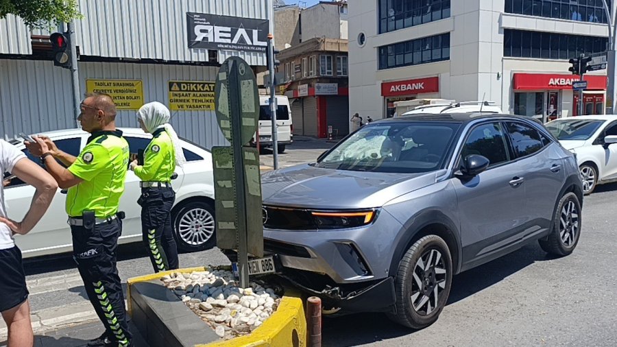 Refüje Çarpan Otomobilin Sürücüsü Yaralandı