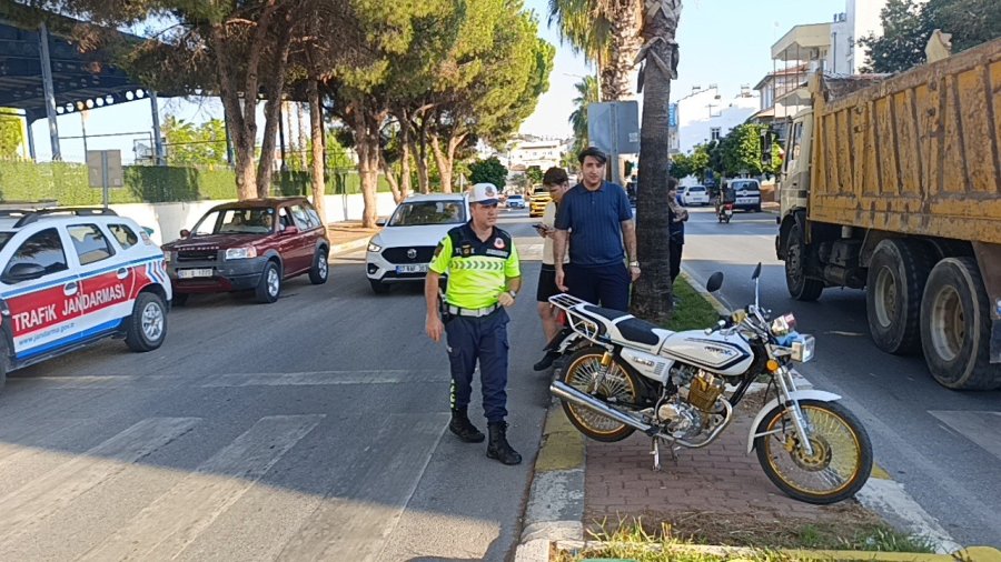 Kasise Hızlı Giren Motosiklet Sürüklendi: 1 Yaralı