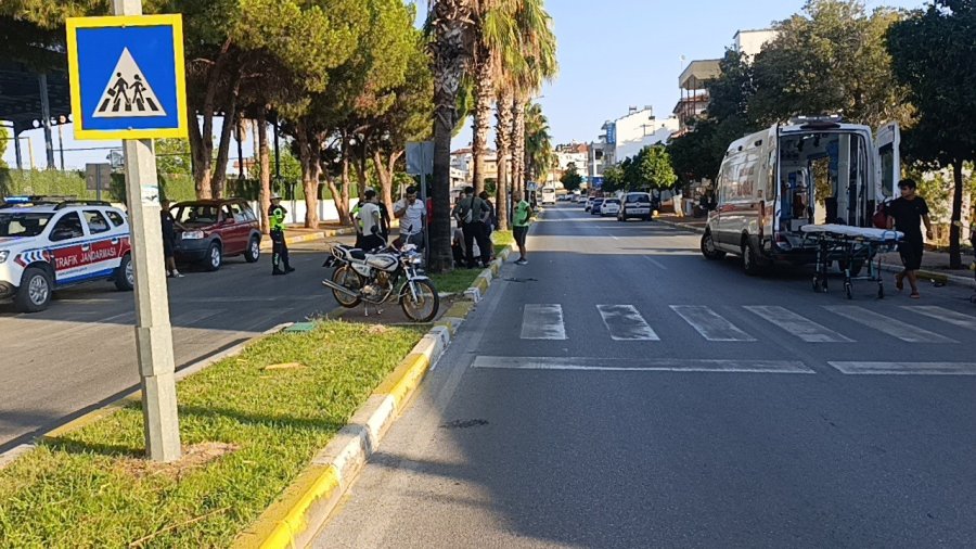 Kasise Hızlı Giren Motosiklet Sürüklendi: 1 Yaralı