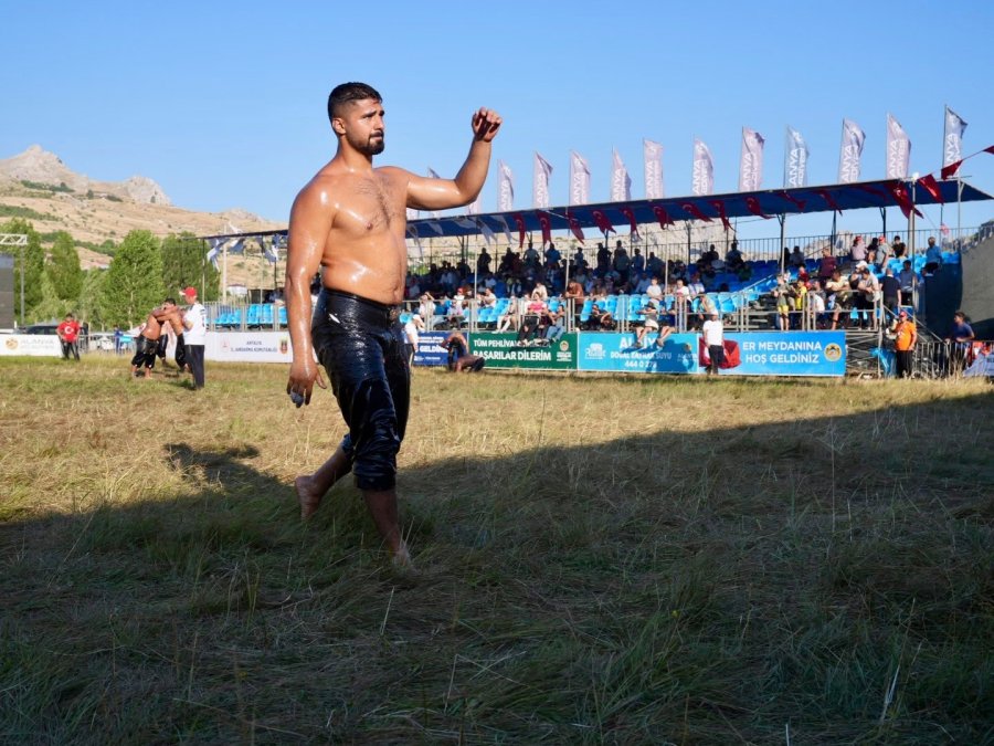 Gökbel’de Başpehlivan Enes Doğan Oldu