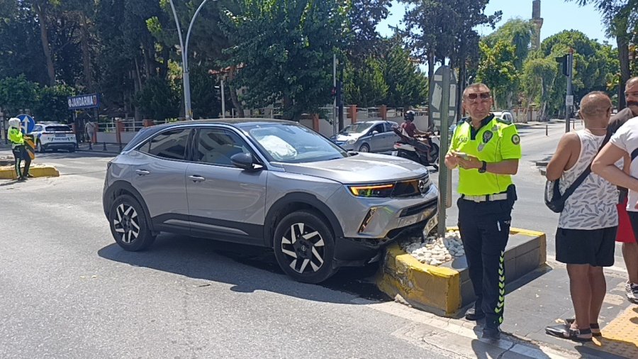 Refüje Çarpan Otomobilin Sürücüsü Yaralandı
