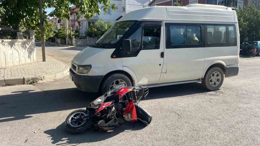 Karaman’da Minibüsle Motosiklet Çarpıştı: 2 Yaralı