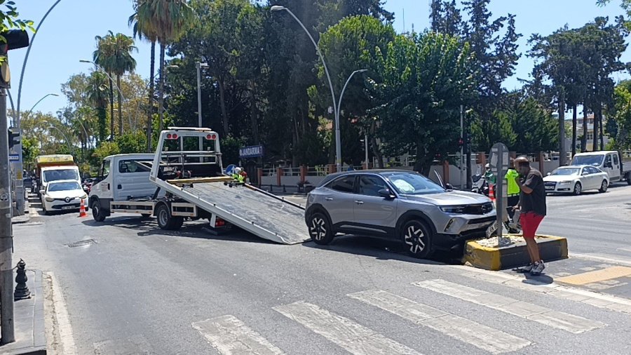 Refüje Çarpan Otomobilin Sürücüsü Yaralandı