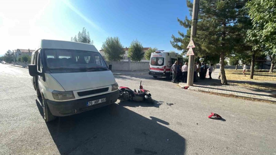 Karaman’da Minibüsle Motosiklet Çarpıştı: 2 Yaralı