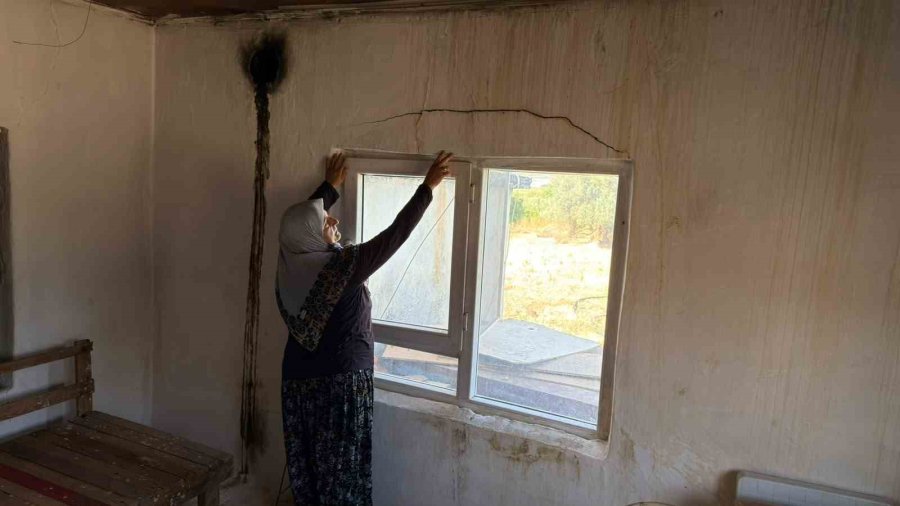 Antalya’da Hortumun Evsiz Bıraktığı Aile Korkudan Eve Giremiyor Bahçede Yaşıyor