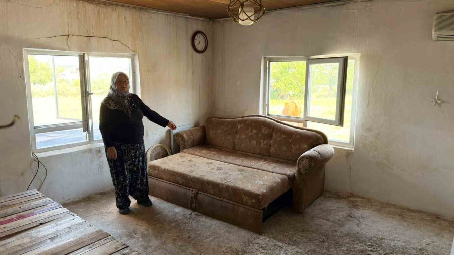 Antalya’da Hortumun Evsiz Bıraktığı Aile Korkudan Eve Giremiyor Bahçede Yaşıyor