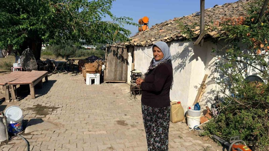 Antalya’da Hortumun Evsiz Bıraktığı Aile Korkudan Eve Giremiyor Bahçede Yaşıyor