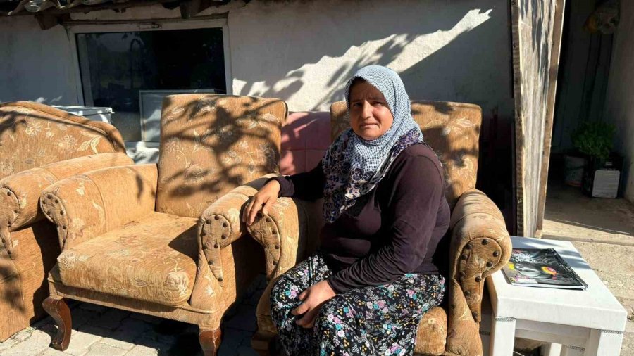 Antalya’da Hortumun Evsiz Bıraktığı Aile Korkudan Eve Giremiyor Bahçede Yaşıyor