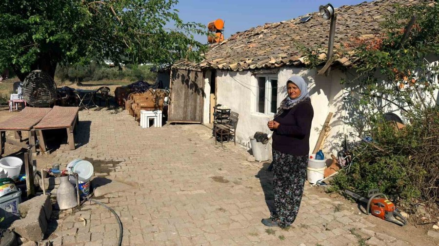 Antalya’da Hortumun Evsiz Bıraktığı Aile Korkudan Eve Giremiyor Bahçede Yaşıyor