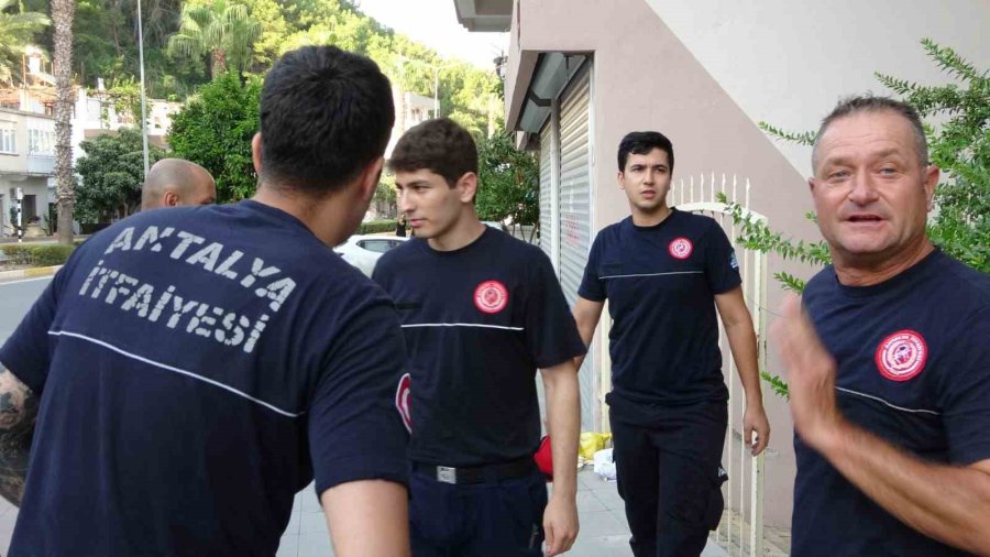Penceredeki Küçük Çocuk Mahalleliye Panik Yaşattı