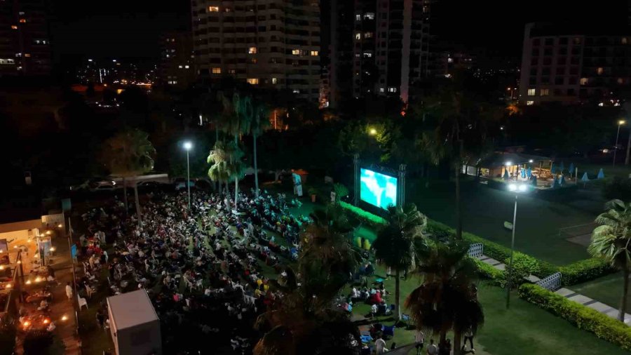 Mersin’de Çocuklar Açık Hava Sinemasında Buluştu