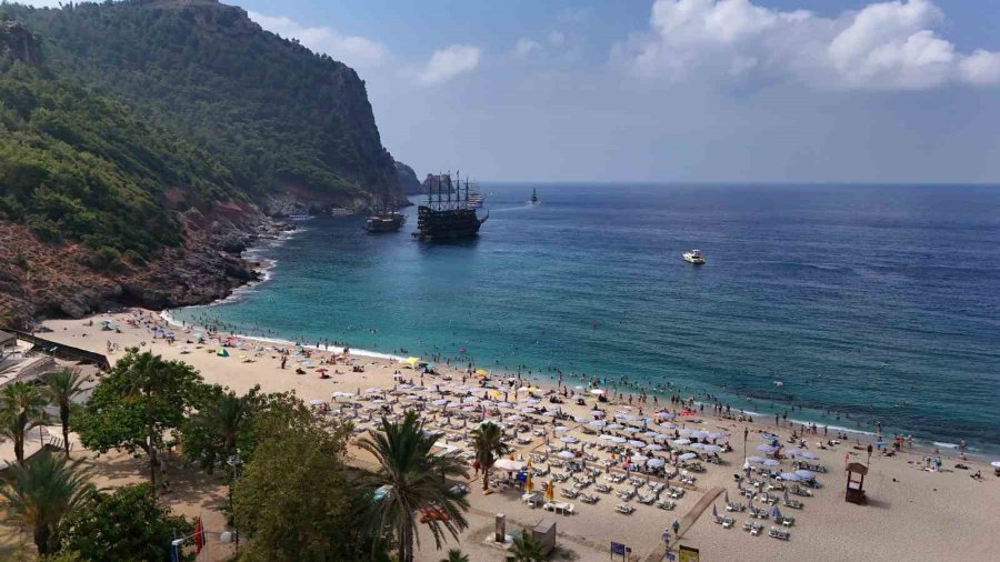 Alanya’da Tatilciler Deniz Ve Güneşin Tadını Çıkardı
