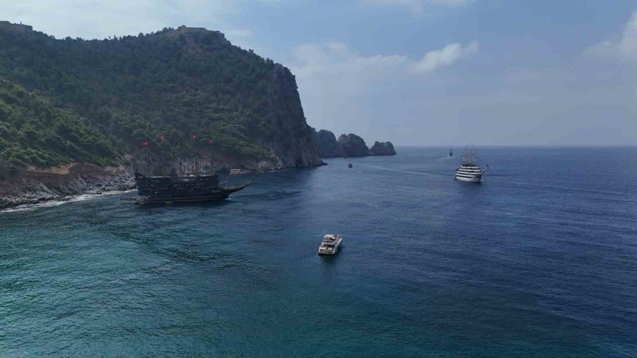 Alanya’da Tatilciler Deniz Ve Güneşin Tadını Çıkardı
