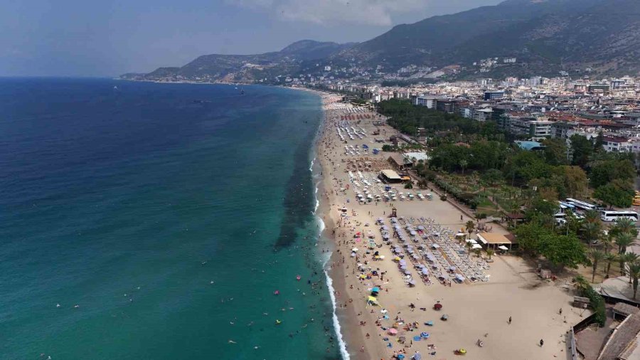 Alanya’da Tatilciler Deniz Ve Güneşin Tadını Çıkardı