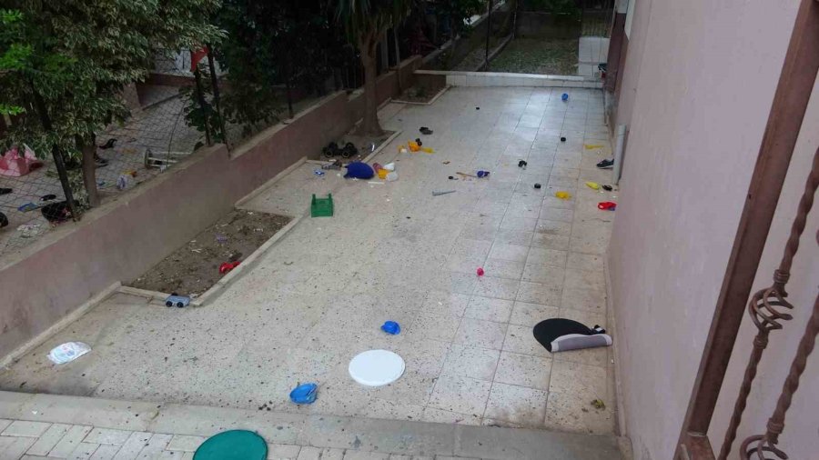Penceredeki Küçük Çocuk Mahalleliye Panik Yaşattı