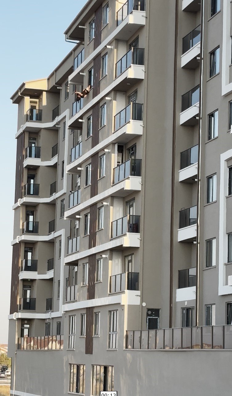 7. Katın Balkonunda Baş Aşağı Asılı Böyle Yakalandı